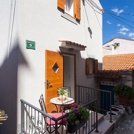 Holiday Home Smokovec Vrbnik Bagian luar foto