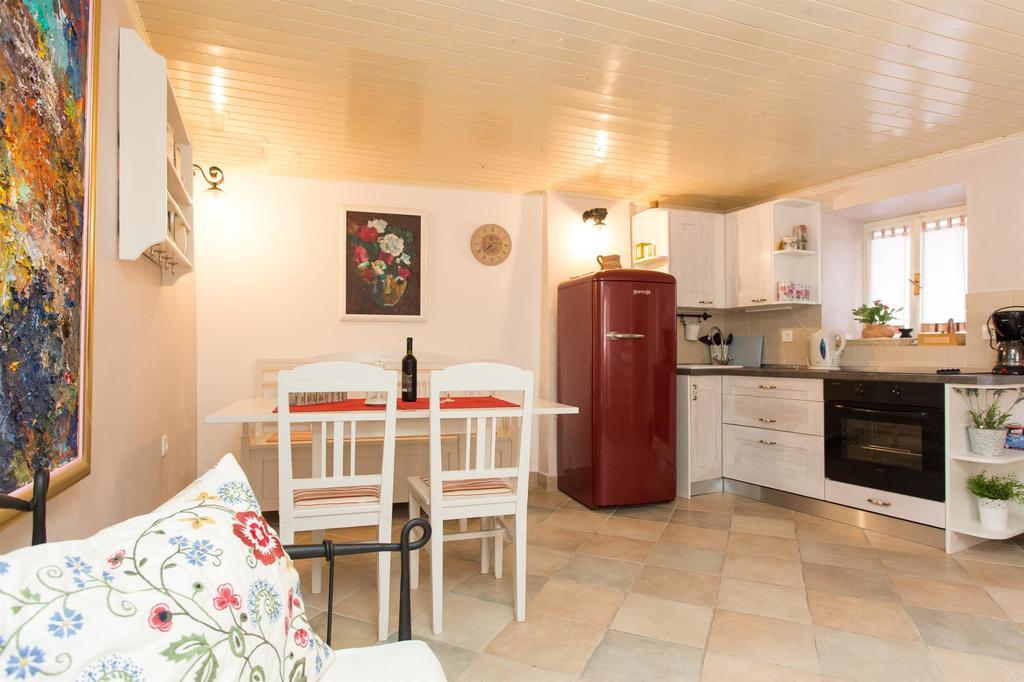 Holiday Home Smokovec Vrbnik Bagian luar foto