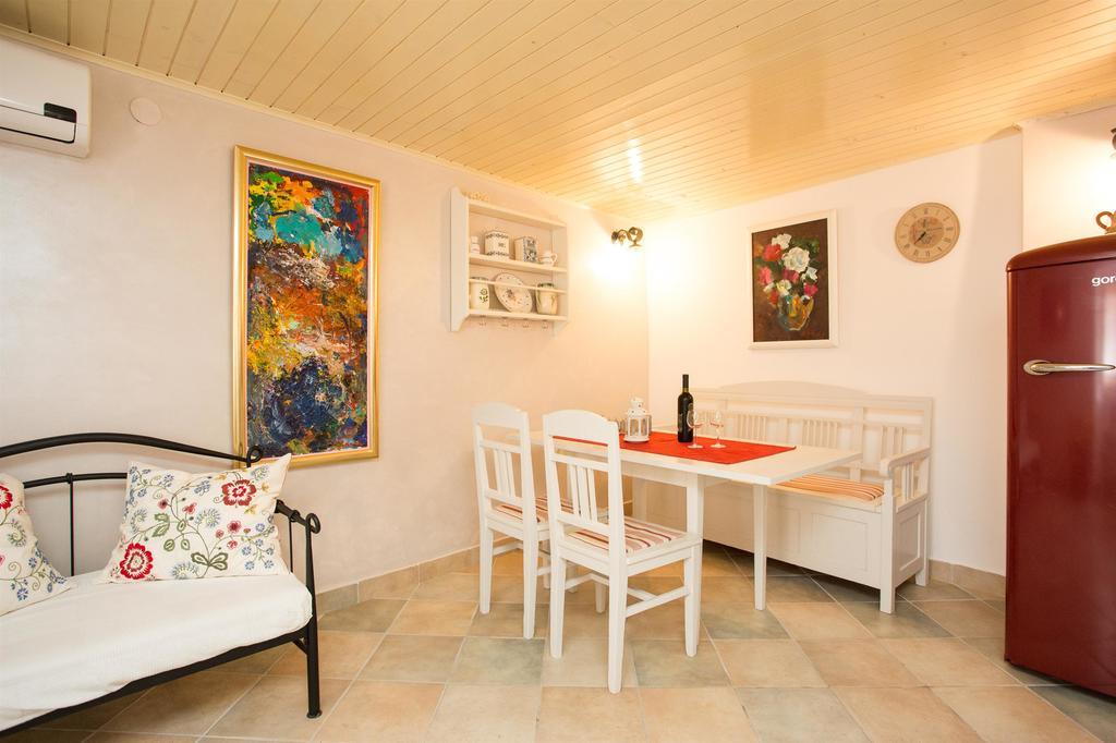 Holiday Home Smokovec Vrbnik Bagian luar foto