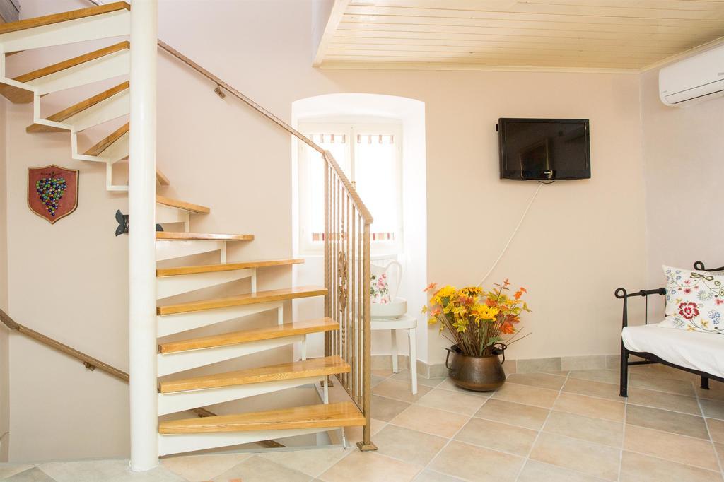 Holiday Home Smokovec Vrbnik Bagian luar foto