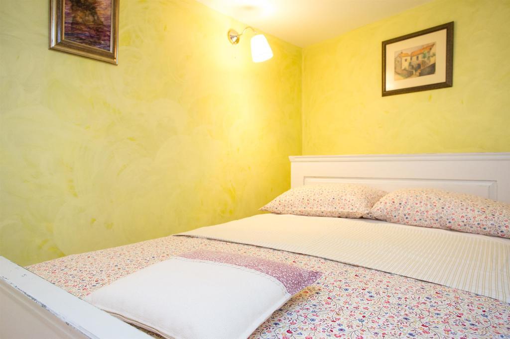 Holiday Home Smokovec Vrbnik Bagian luar foto