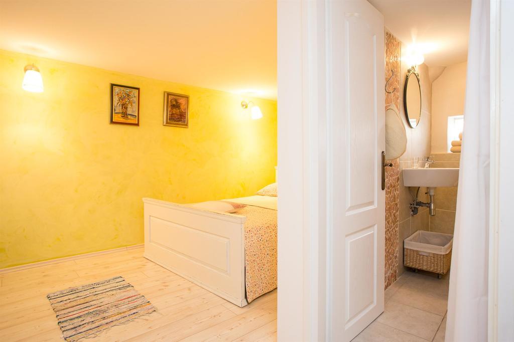 Holiday Home Smokovec Vrbnik Bagian luar foto